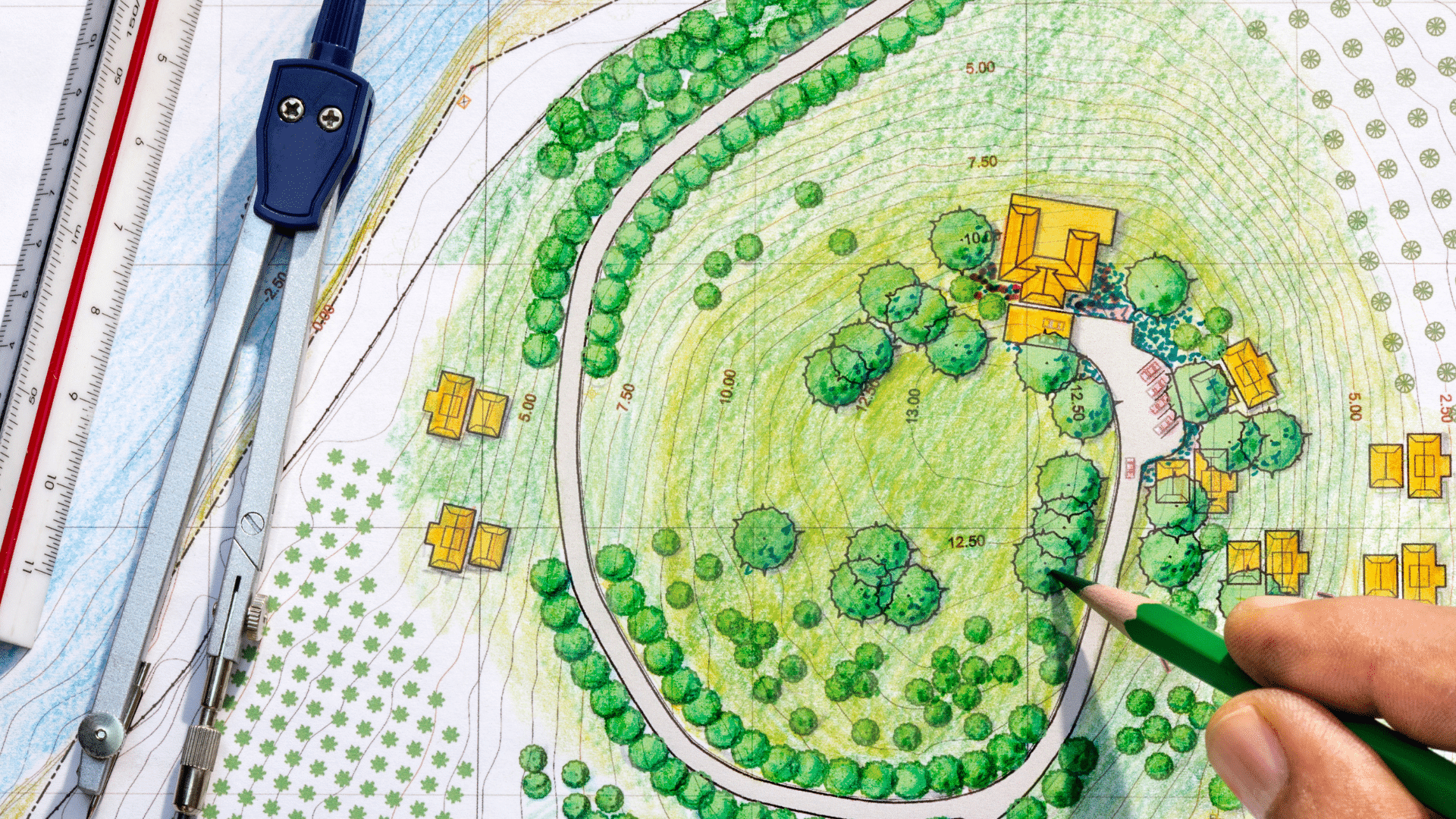 Un concepteur paysagiste en train de dessiner un plan aménagé