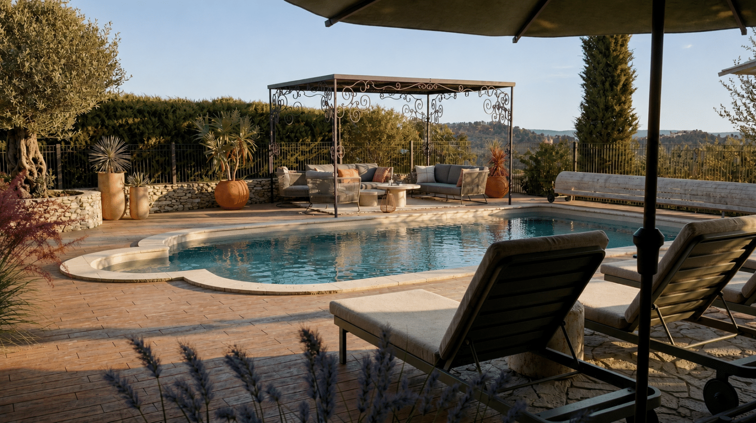piscine avec terrasse et bain de soleil dans un jardin méditerranéen dans le lubéron
