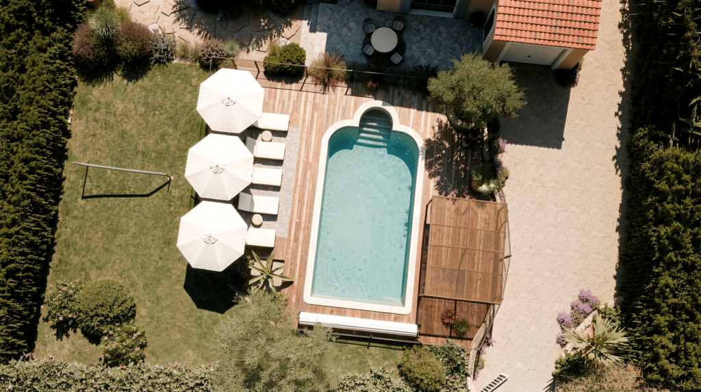 Vue aérienne d'un aménagement paysager 3D avec piscine